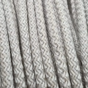 Beyaz iğneli kordon – saf ve sade görünüm